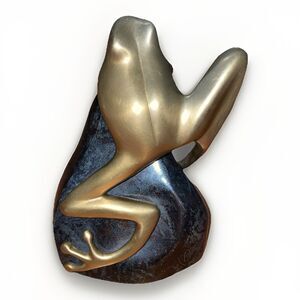 Bombay Brass Tree Frog on Black Rock Sculpture Home Office Free Standing